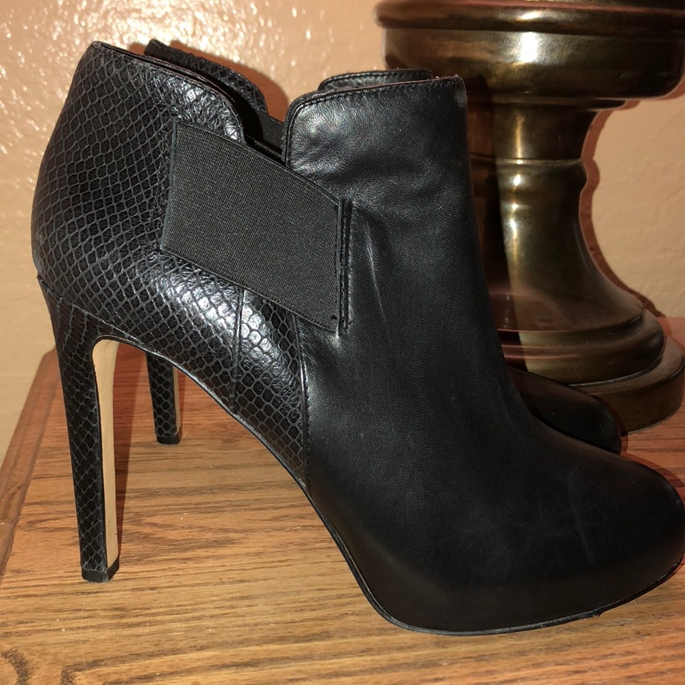 Vince Camuto black leather heel booties size 9